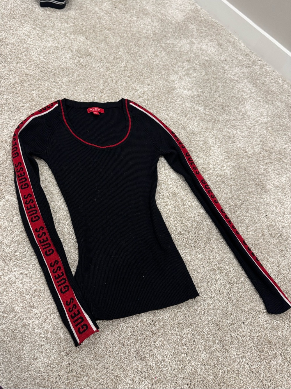 GUESS Travis Black & Red Ribbed Knit Scoop Neck Logo Tape Sweater sz XS